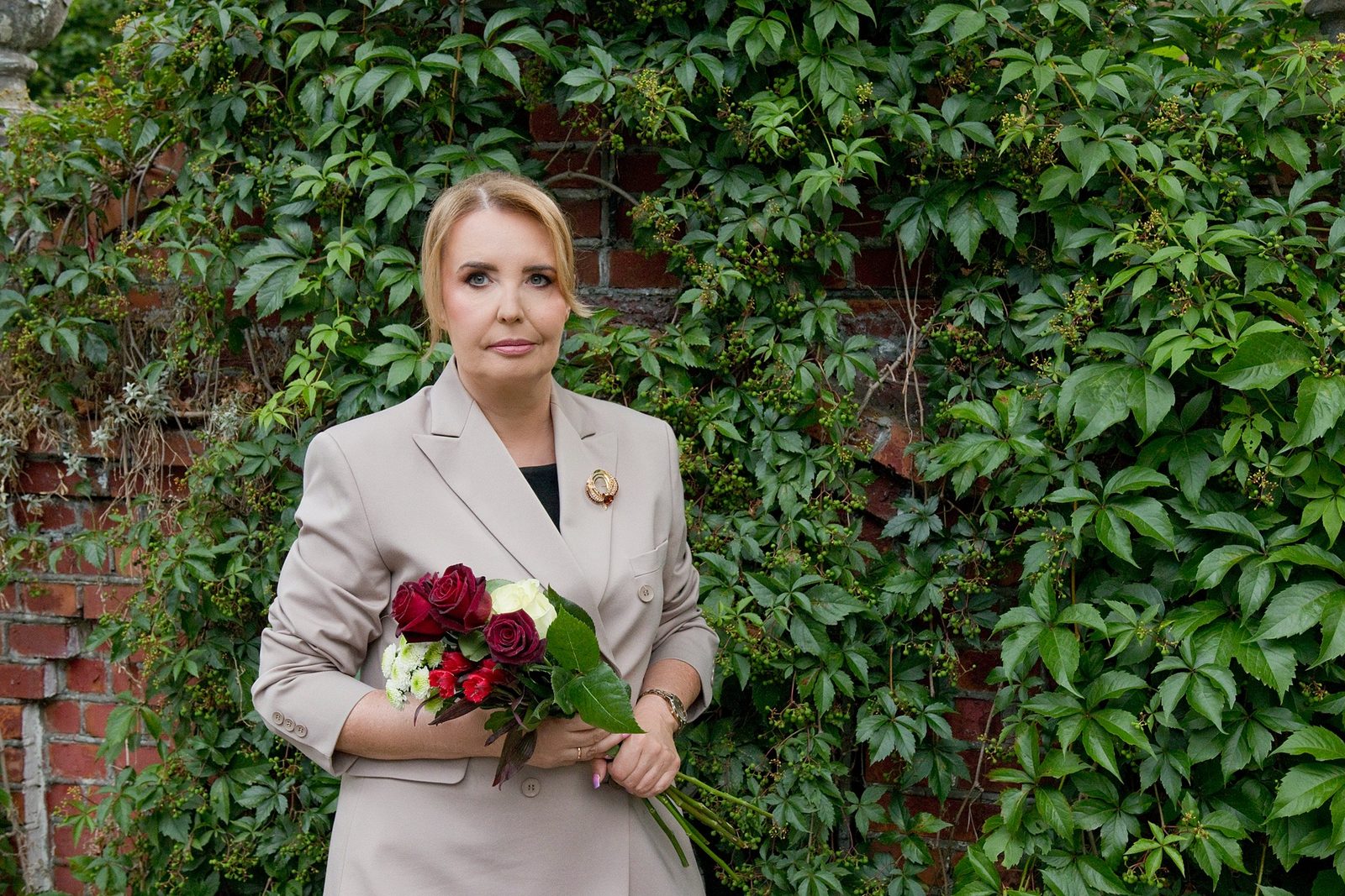 Joanna Skiba z bukietem kwiatów